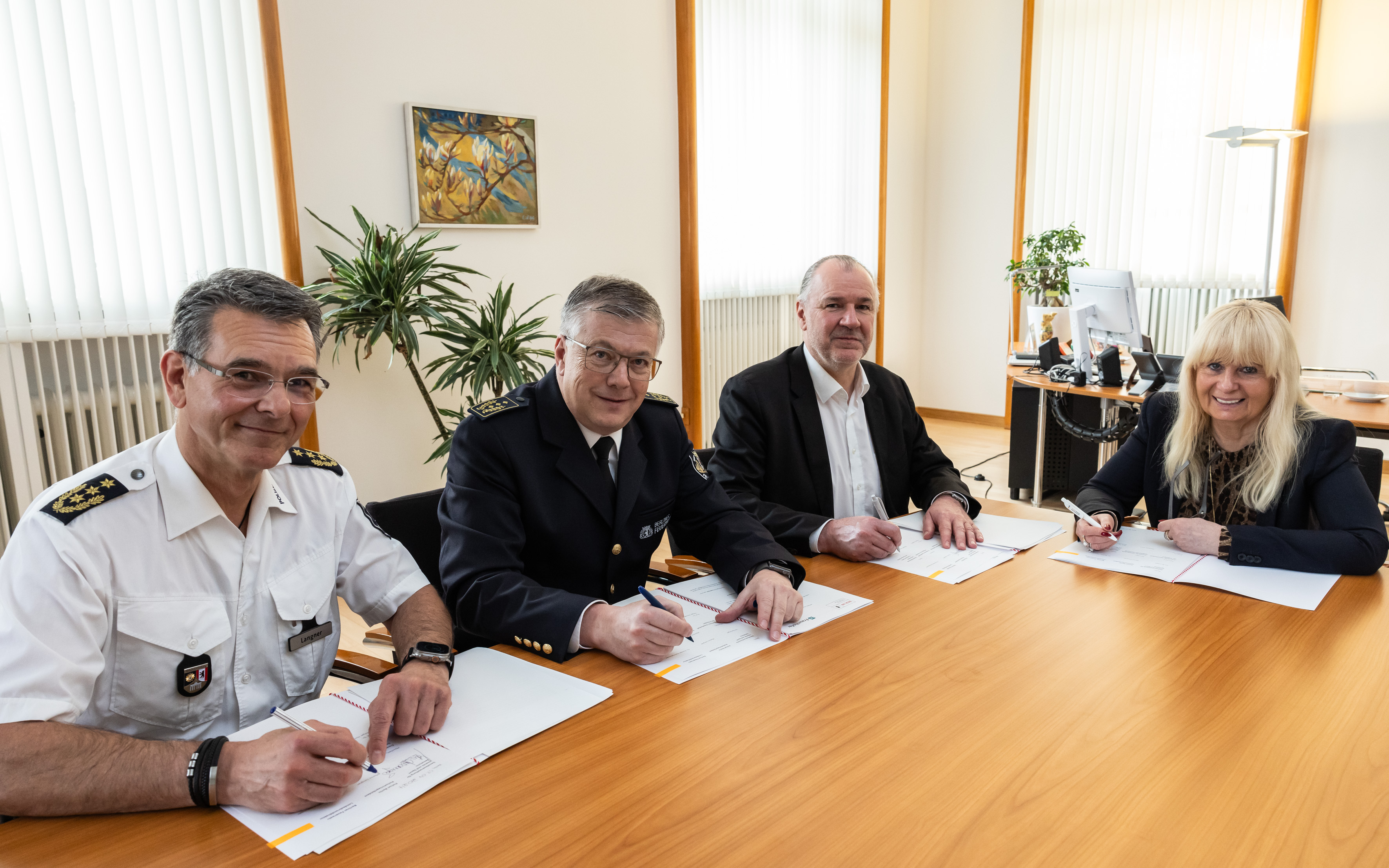 Vertragsunterzeichnung Berlin, Fraunhofer FOKUS / SIRIOS, Senatsverwaltung:  (v.l.n.r.) Polizeivizepräsident Marco Langner, Landesbranddirektor Dr.  Karsten Homrighausen, Prof. Dr. Manfred Hauswirth (Sprecher Fraunhofer SIRIOS und Geschäftsführender Institutsleiter Fraunhofer FOKUS) und Iris Spranger, Senatorin für Inneres und Sport 