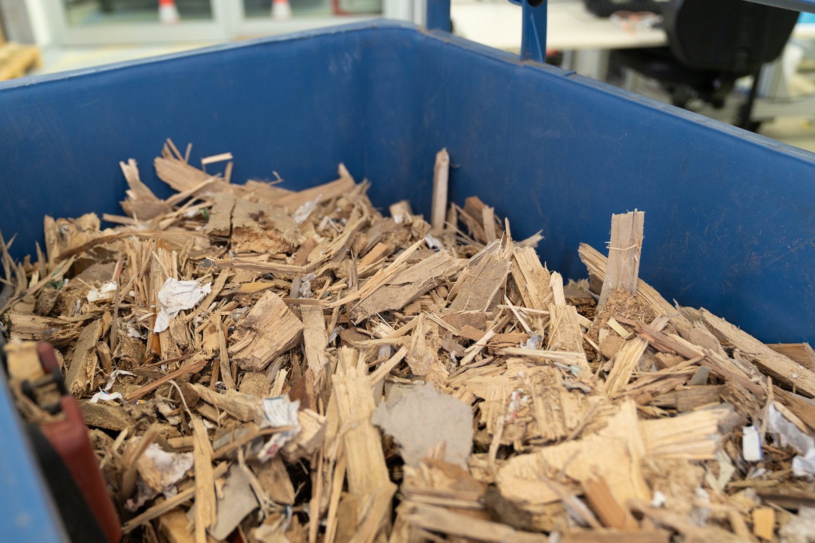 Mit Holzschutzmitteln behandeltes Altholz muss derzeit in genehmigten Großkraftwerken verbrannt werden. In H2Wood entstehen daraus Wasserstoff, Carotinoide und Stärke.