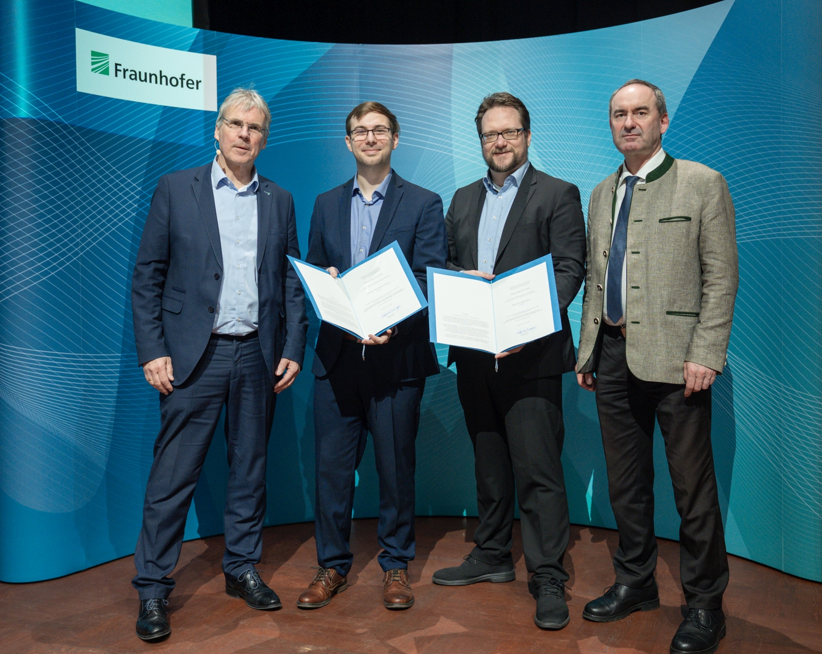 Fraunhofer-Präsident Prof. Holger Hanselka und der Bayerische Wirtschaftsminister Hubert Aiwanger (rechts) mit den Preisträgern des Hugo-Geiger-Preises 2023: Dr. Maximilian Lederer (Fraunhofer IPMS, Platz 1, Mitte links), Dr. Sascha Dick (Fraunhofer IIS, Platz 2, Mitte rechts).