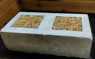 Betonbaustein aus rezyklierten Zuschlagstoffen und Reishülsenasche mit einer Reisstroh-Dämmung