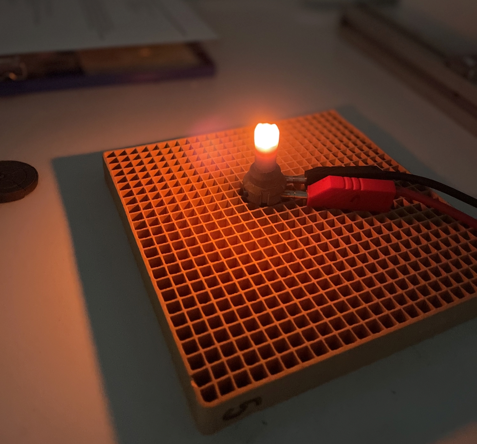 Das Umformwerkzeug arbeitet mit Temperaturen bis über 1000 °C, die Heizstruktur sitzt direkt an der Oberfläche des Werkzeugs.