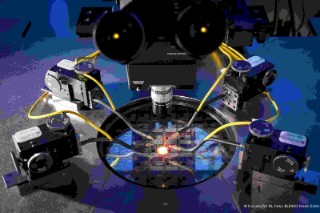 Labortest: Auf einem sogenannten Wafer messen Fraunhofer-Forschende Halbleiter-Teststrukturen.