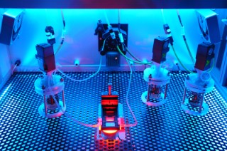 Ein Fluidkreislauf transportiert alle Flüssigkeiten zu den Bioreaktoren und zu dem mittig angeordnetem Mikroskop.