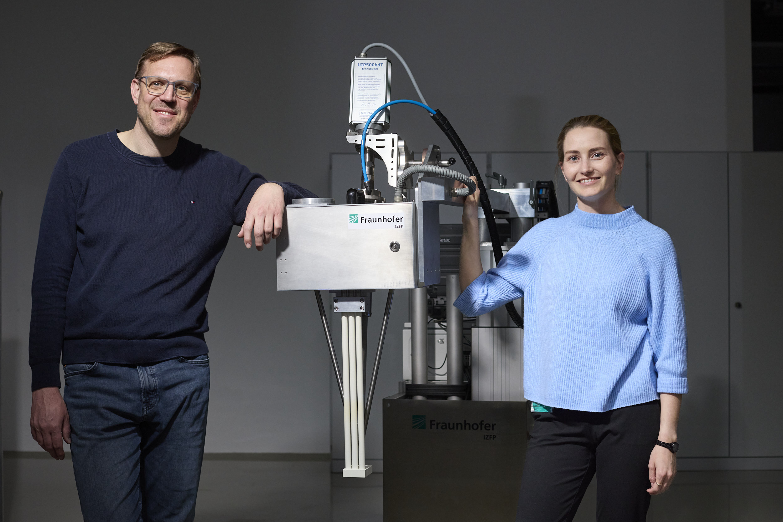 Dr. Thomas Waschkies und Andrea Mroß erhielten den Joseph-von-Fraunhofer-Preis 2025 für die Entwicklung des mobilen, ultraschallbasierten Messsystems »AloX«. 