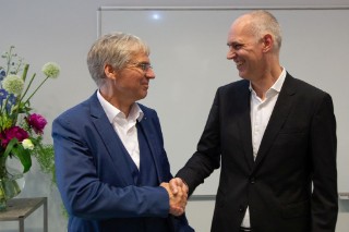 Fraunhofer-Präsident Prof. Holger Hanselka gratuliert Dr. Matthias Unbescheiden in Darmstadt.