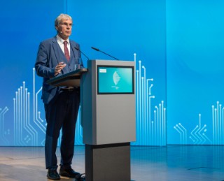 Prof. Holger Hanselka betonte die Bedeutung des Transfers wissenschaftlicher Erkenntnisse in die Anwendung in der Wirtschaft, Industrie und Gesellschaft.