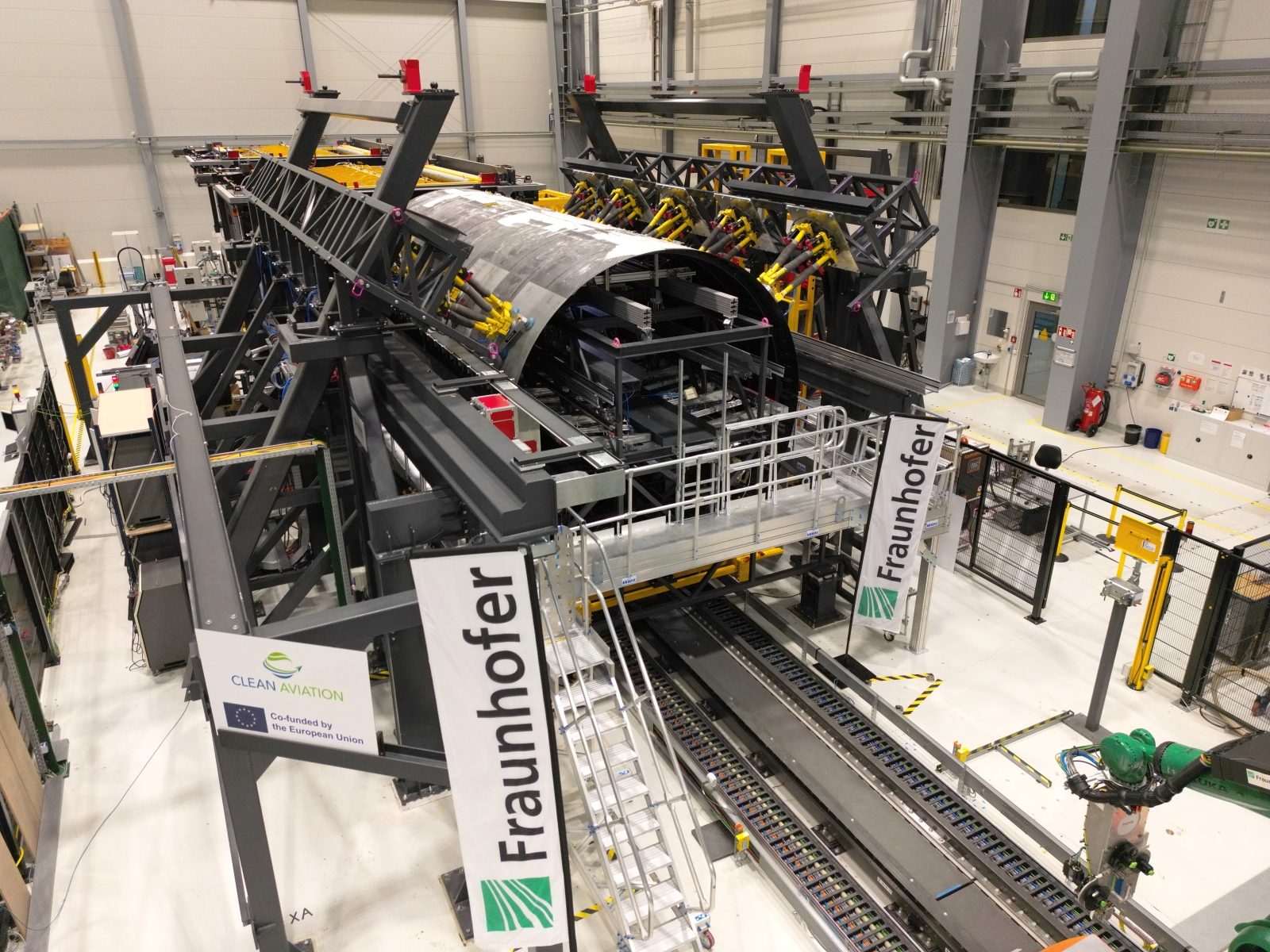 Montage-Forschungsplattform mit thermoplastischen Rumpfschalen des »MFFD« am Fraunhofer IFAM in Stade