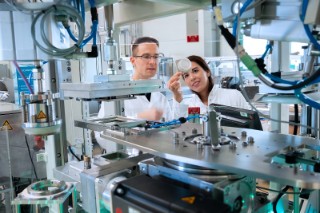 Experten des Fraunhofer IVV bei der Optimierung eines Verfahrens zur Produktion von Verpackungen. Im Rahmen des Projekts KIOptiPack entwickeln sie auch KI-Werkzeuge um Kunststoffverpackungen fit für die Kreislaufwirtschaft zu machen.
