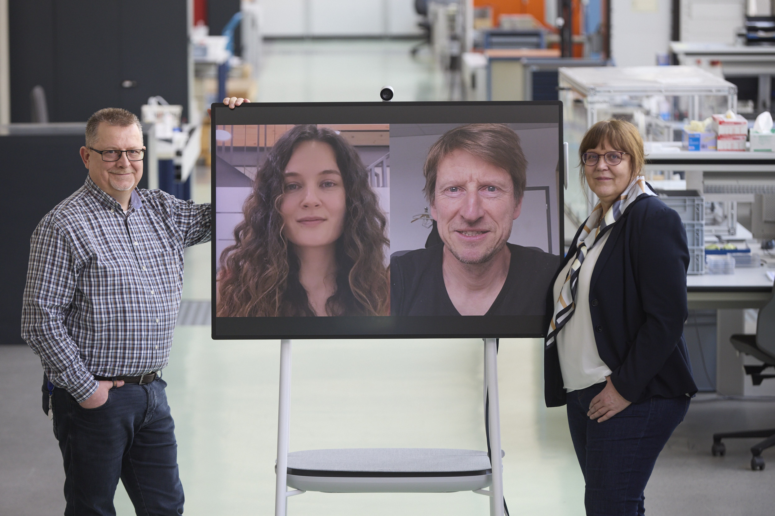 Frank Neumann, Ricarda-Laura Sack, Dr. Joachim Koschikowski und Dr. Simone Kondruweit-Reinema (v.l.) erhielten den Preis »Innovations for a Better Future« der Fraunhofer-Zukunftsstiftung.