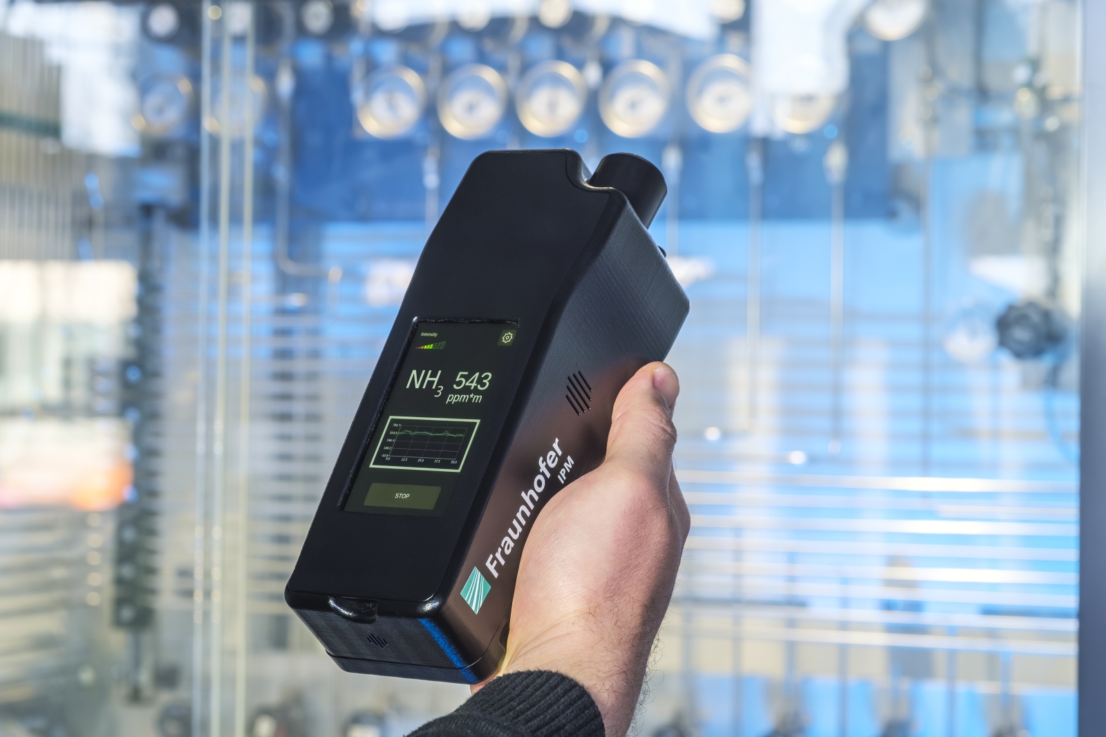 Wasserstoff kann in Form von Ammoniak (NH<sub>3</sub>) gespeichert und transportiert werden. Das Laserspektrometer des Fraunhofer IPM absorbiert die Wellenlänge von Ammoniak, reagiert deshalb sofort und zeigt das Ergebnis auf einem Display an.