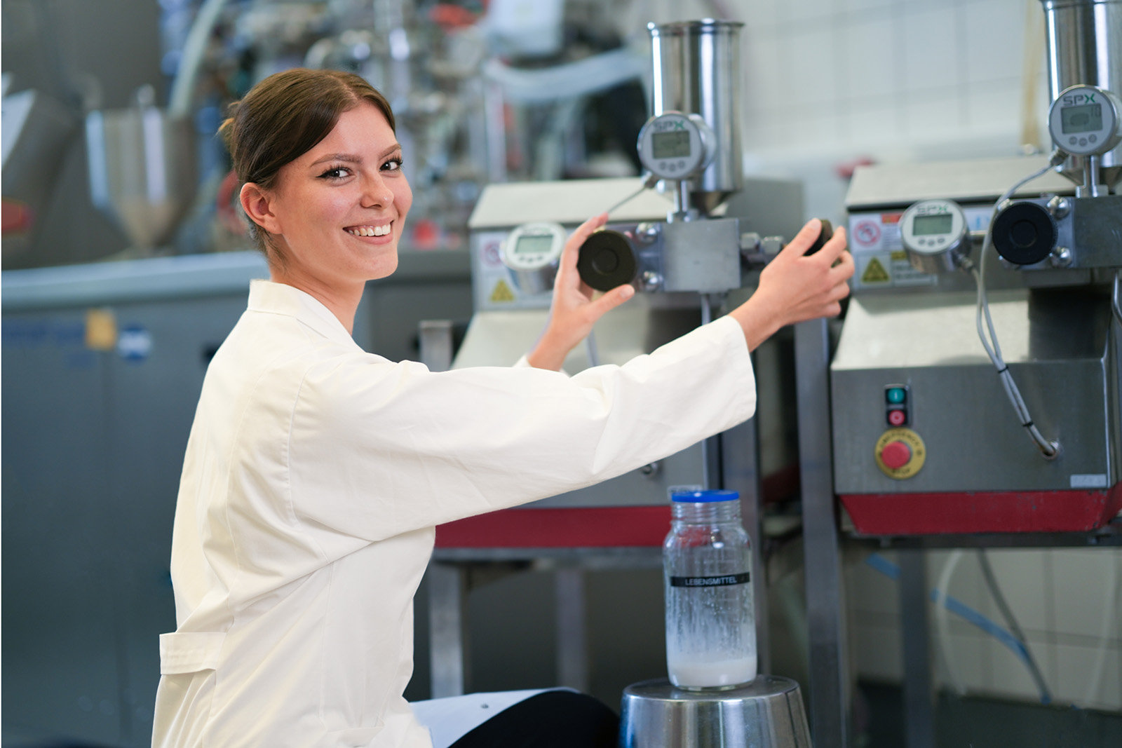 Fraunhofer IVV-Expertin bei der Entwicklung und Testung von Milchalternativen für einen Industriepartner des Instituts.
