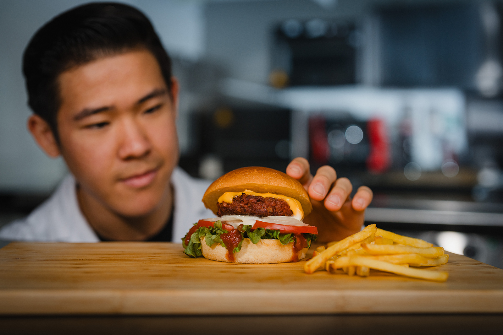 Die am Fraunhofer IVV entwickelten veganen Fleischalternativen kombinieren unterschiedliche Proteinquellen wie Erbsen und Pilze. Das Resultat sind besonders saftige Burgerpatties mit verbessertem Nährwertprofil.