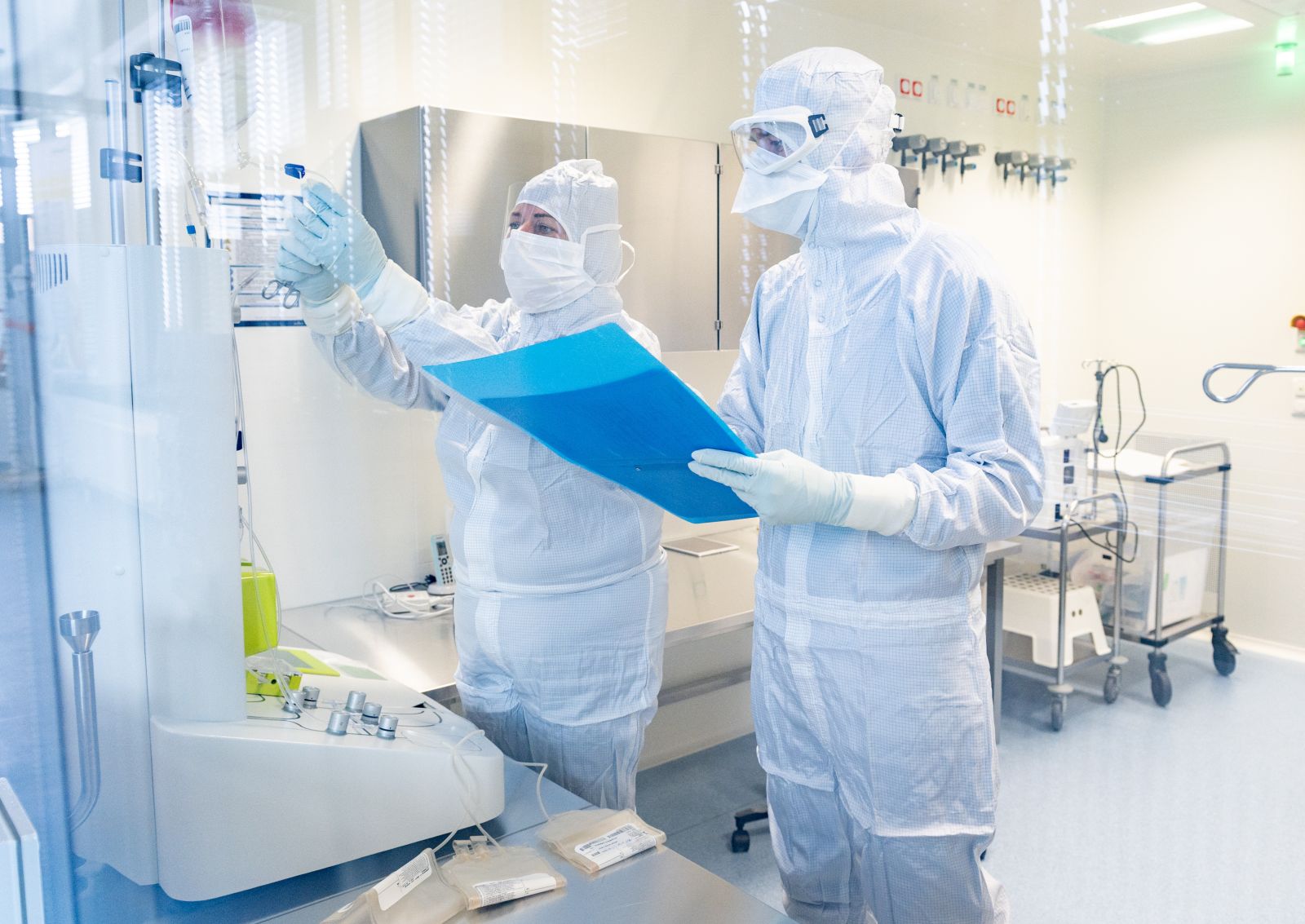 Mitarbeitende des Fraunhofer IZI am Standort Leipzig im Reinraum bei der Herstellung eines CAR-T-Zellpräparats für die klinische Studie in Würzburg