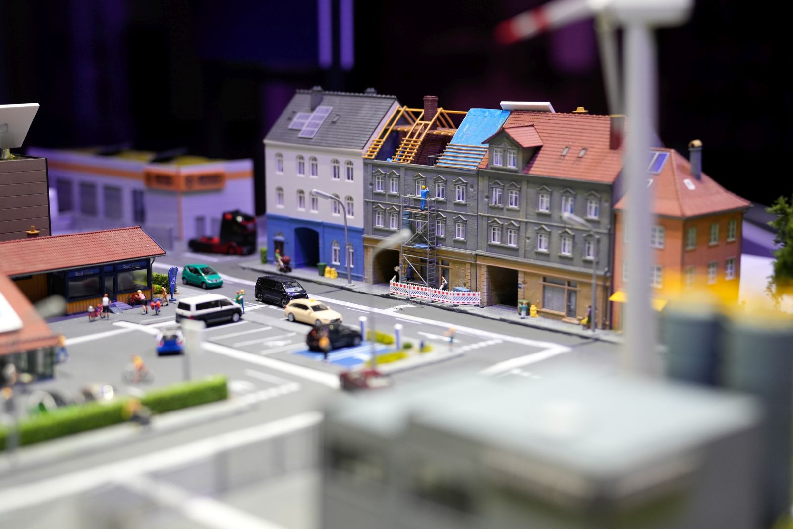 Unter dem Motto »Bridge the Gap to Circularity« zeigt das Fraunhofer CCPE in einem interaktiven Miniatur-Wunderland, wie optimierte Stoffströme in einer Circular Economy funktionieren.