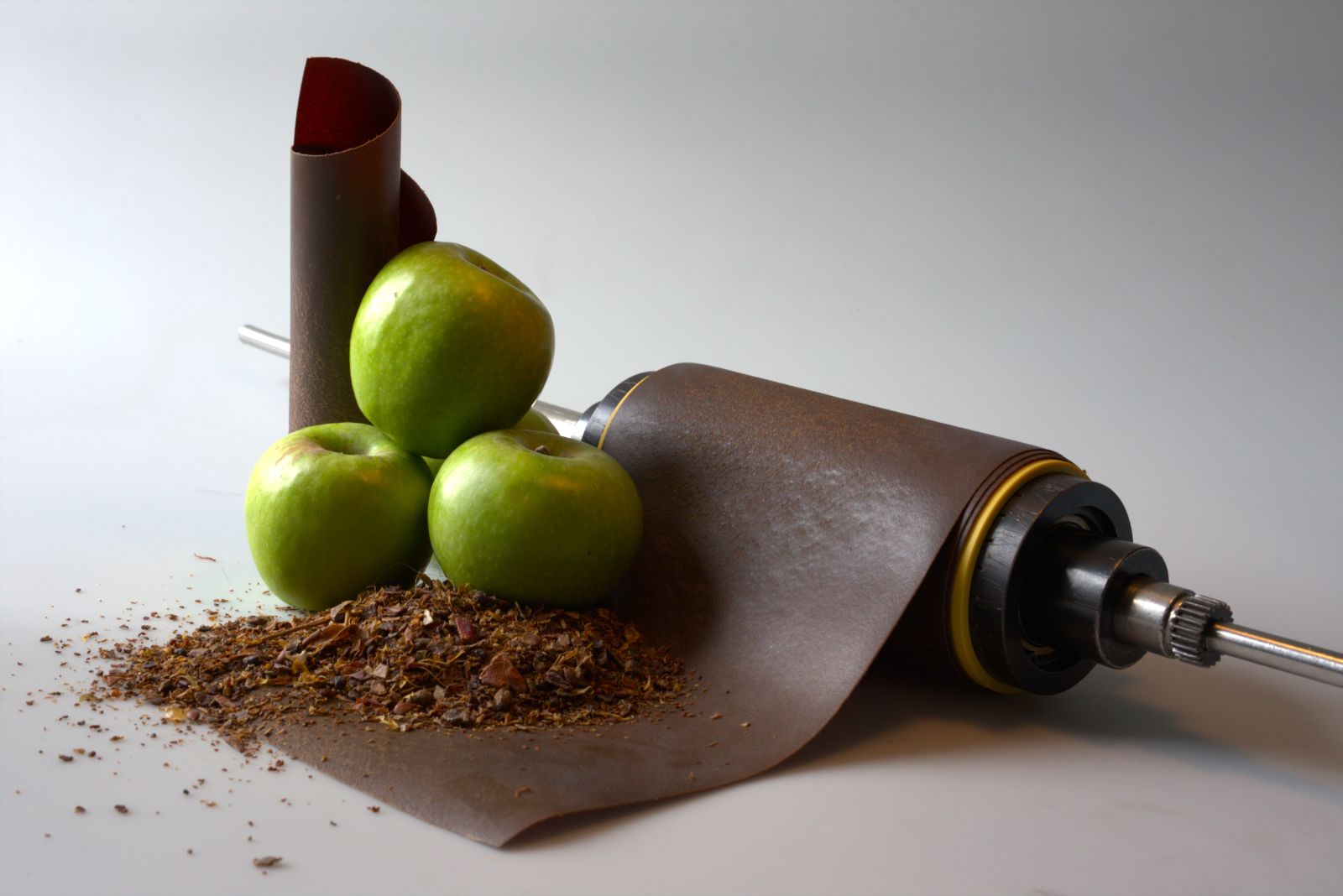 Fraunhofer-Institute forschen intensiv an biobasierten Materialien aus Produktionsrückständen wie hier Apfeltrester als nachhaltige Kunststoffalternativen.