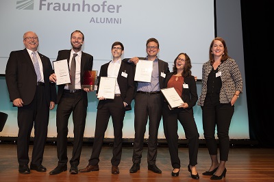 Prof. Dr. Alexander Kurz überreicht den Alumni-Award an Dipl.-Ing. Simon Verfoort vom Fraunhofer ILT, der den Science Slam gewonnen hat.  