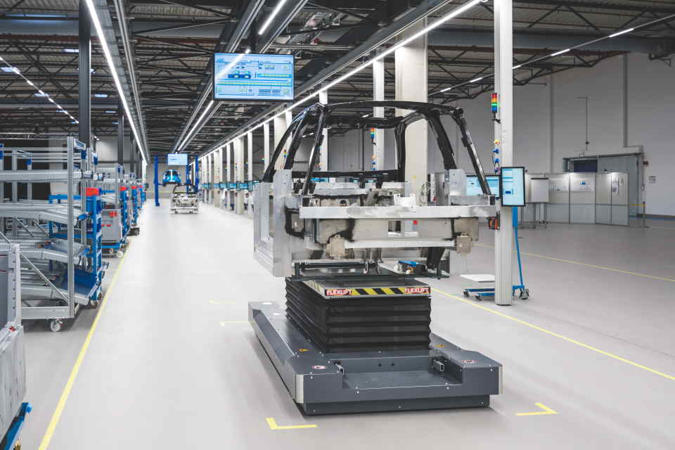 Das Modell e.GO Life auf einer der Produktionsstationen im hoch automatisierten Werk in Aachen. 