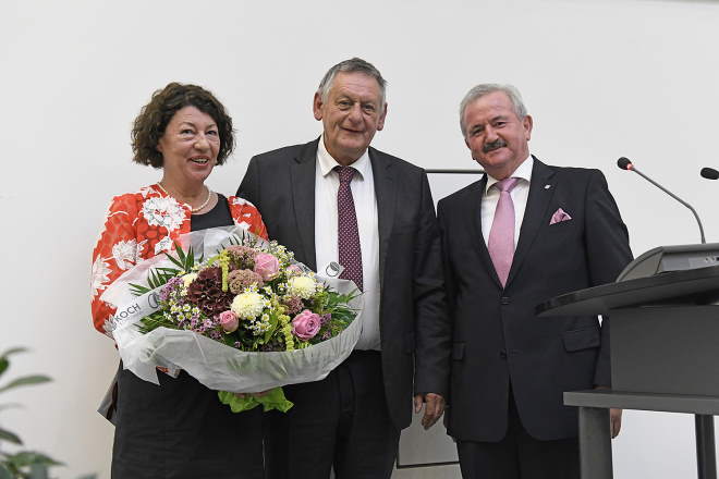 Mit dem Symposium »Innovation durch Mathematik« verabschiedet das Fraunhofer ITWM seinen langjährigen Leiter Prof. Dr. Dieter Prätzel-Wolters (in der Mitte). Links: Prätzel-Wolters Frau Dorothee Sprenger. Rechts: Präsident der Fraunhofer-Gesellschaft Prof. Dr. Reimund Neugebauer. Mit dem Symposium »Innovation durch Mathematik« verabschiedet das Fraunhofer ITWM seinen langjährigen Leiter Prof. Dr. Dieter Prätzel-Wolters (in der Mitte). Links: Prätzel-Wolters Frau Dorothee Sprenger. Rechts: Präsident der Fraunhofer-Gesellschaft Prof. Dr. Reimund Neugebauer.