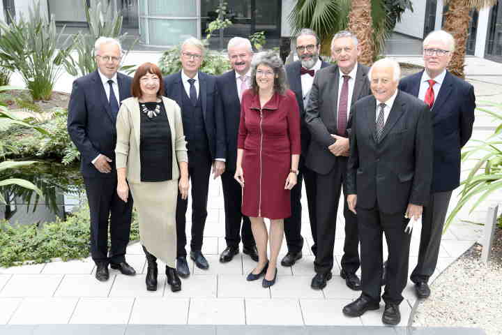 Staffelübergabe am Fraunhofer ITWM: Anita Schöbel folgt Dieter Prätzel-Wolters in der Leitung des Instituts; hier umgeben von Festrednern und Moderatoren (v.l.n.r.): Unipräsident Helmut Schmidt, Marion Schulz-Reese, ehemalige Verwaltungsleiterin, Oberbürgermeister Klaus Weichel, Fraunhofer-Präsident Reimund Neugebauer, Anita Schöbel, Wolfram Decker, Dekan des Fachbereichs Mathematik der TUK, Dieter Prätzel-Wolters, Institutsgründer Helmut Neunzert und der ehemalige Leiter des Fraunhofer MEVIS, Heinz-Otto Peitgen.