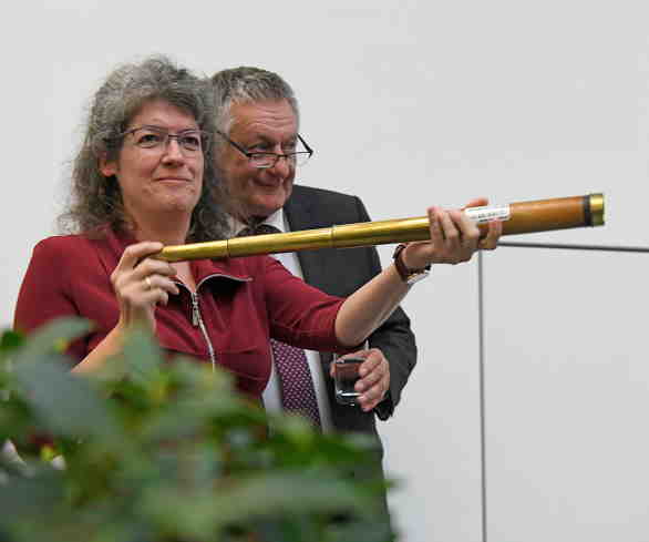 Staffelübergabe am Fraunhofer ITWM: Prof. Dr. Dieter Prätzel-Wolters übergab Nachfolgerin Prof. Dr. Anita Schöbel symbolisch ein Fraunhofer-Fernrohr als Staffelstab.