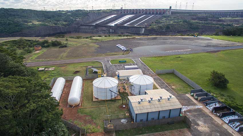Eine der Versuchsanlagen, in denen das Forschungsunternehmen CIBiogás Methangas produziert. Im Hintergrund zu sehen ist das Wasserkraftwert Itaipú Binacional am Rio Paraná. Es ist mit einer Leistung von 14.000 Megawatt eins der größten Wasserkraftwerke der Welt. An das Krafwerk, an dem Brasilien und Paraguay beteiligt sind, schließt sich ein Forschungscampus an. 