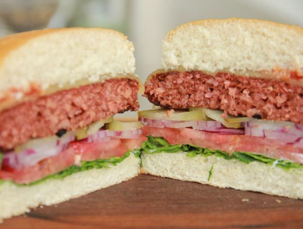 Ein Burger zu 100 Prozent aus Pflanzen. Die Unterschiede zu echtem Fleisch verschwinden immer mehr. Ein Burger zu 100 Prozent aus Pflanzen. Die Unterschiede zu echtem Fleisch verschwinden immer mehr.