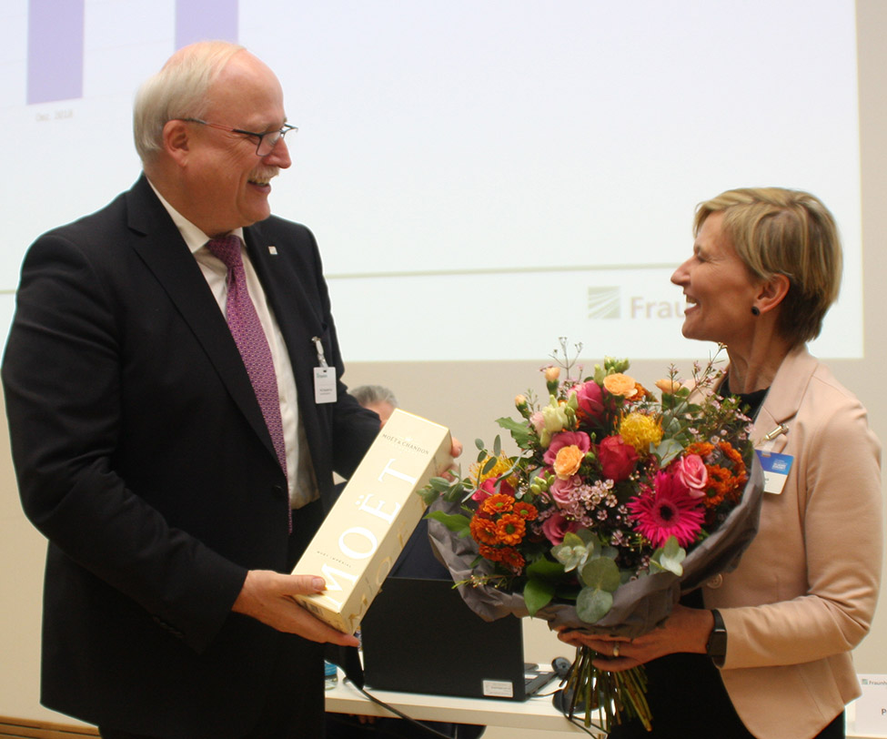 Prof. Dr. Kurz begrüßt auf der Mitgliederversammlung des Fraunhofer-Alumni e.V. Frau Dr. Edeltraud Leibrock als 1000. Mitglied. 