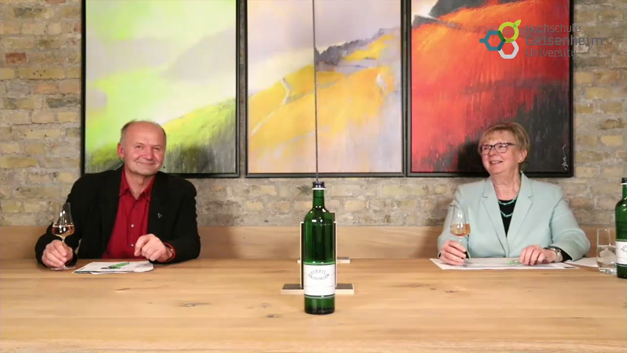 Prof. Monika Christmann und Prof. Manfred Stoll von der Hochschule Geisenheim führen mit viel Fachwissen und Esprit durch das Wine Tasting. Prof. Monika Christmann und Prof. Manfred Stoll von der Hochschule Geisenheim führen mit viel Fachwissen und Esprit durch das Wine Tasting.