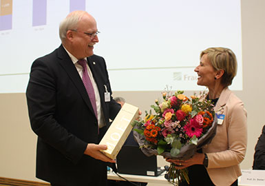 Prof. Dr. Kurz begrüßt auf der Mitgliederversammlung des Fraunhofer-Alumni e.V. Frau Dr. Edeltraud Leibrock als 1000. Mitglied. 