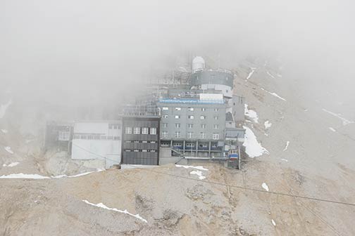 Die Zugspitze bietet mit ihren 2962 Metern Seehöhe für Wetterbeobachtungen gute Bedingungen. Zum Arbeiten ist Deutschlands höchster Berg allerdings weniger einlandend. Die Durchschnitttemperatur liegt bei minus 4,8 Grad. 