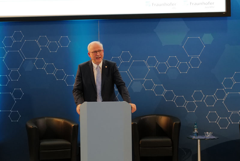Prof. Dr. Alexander Kurz, Vorstand Fraunhofer-Gesellschaft eröffnet den Summit. Prof. Dr. Alexander Kurz, Vorstand Fraunhofer-Gesellschaft eröffnet den Summit.