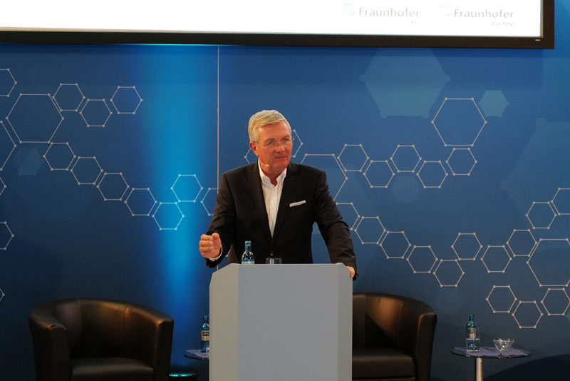 Prof. Michael ten Hompel erläutert auf dem 5. Fraunhofer-Alumni-Summit, wie das Fraunhofer IML die »Silicon Economy« gestaltet. Prof. Michael ten Hompel erläutert auf dem 5. Fraunhofer-Alumni-Summit, wie das Fraunhofer IML die »Silicon Economy« gestaltet.