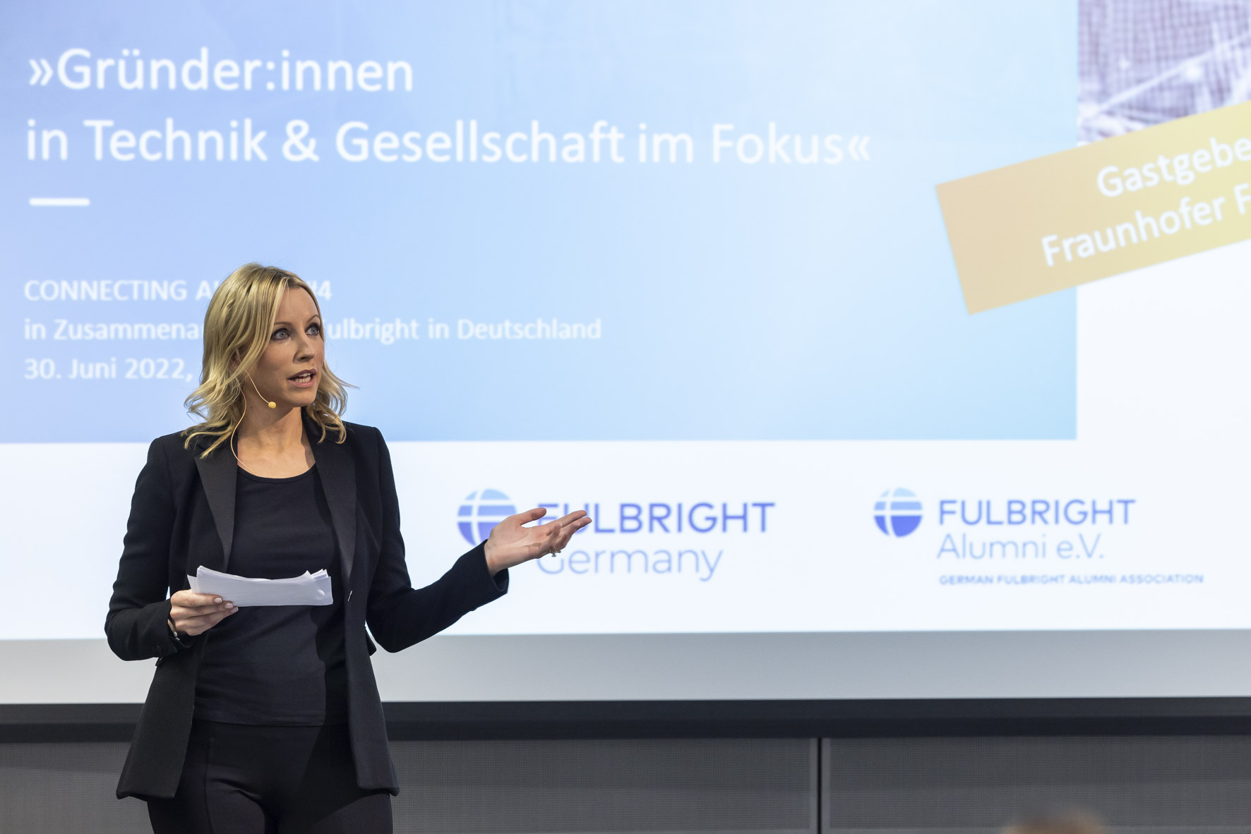 Die TV-Moderatorin und Fulbright-Alumna Nadine Brecht führt durch die Veranstaltung. 