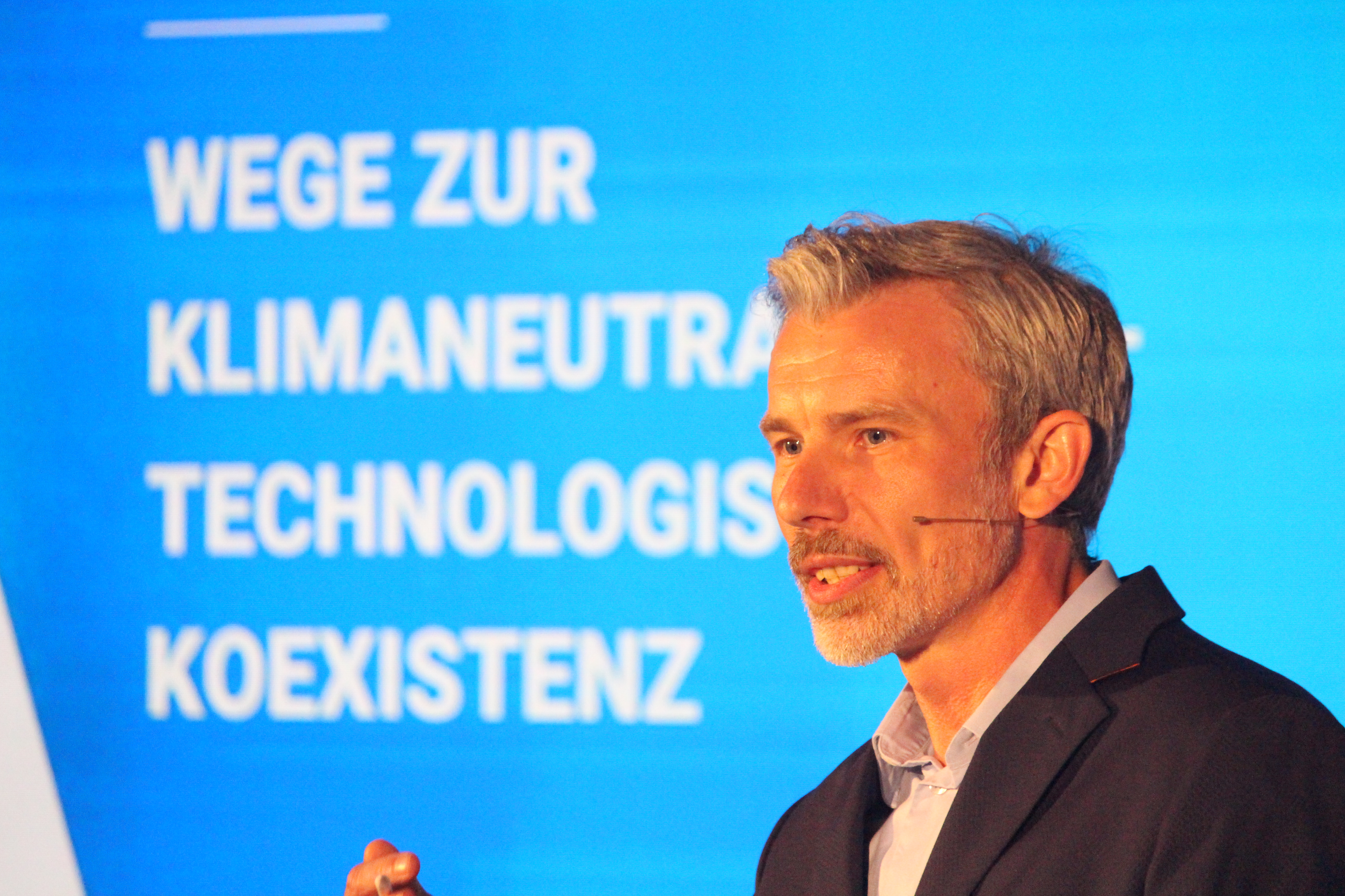 Viktor Deleski, Learning Professional bei Fraunhofer Academy, führt durch den Abend. 