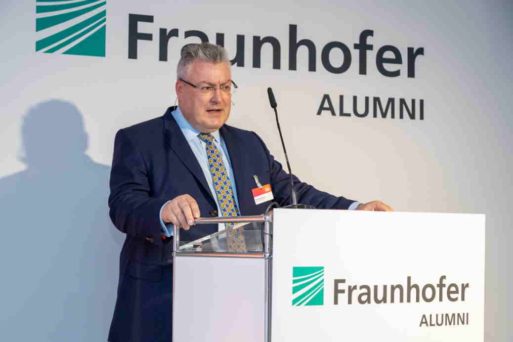 Dr. Michael Mertin, Alumnus des Fraunhofer Institut für Lasertechnik (ILT), ehemaliger Vorstand Technologie/operatives Geschäft bei der JENOPTIK AG und heute als Berater tätig, moderierte den Abend und die Podiumsdiskussion. .