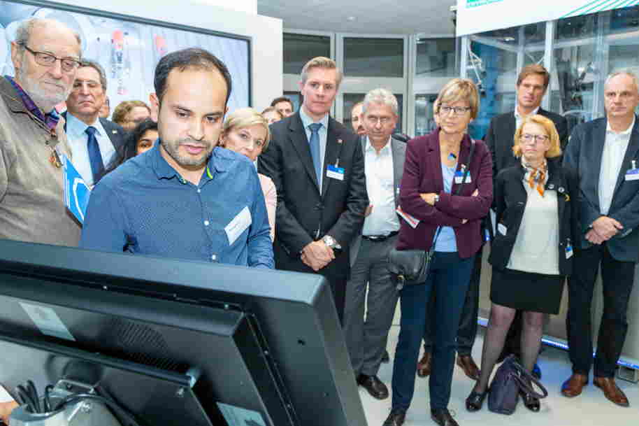 Führung für die Ehemaligen am Fraunhofer IPK. Führung für die Ehemaligen am Fraunhofer IPK.