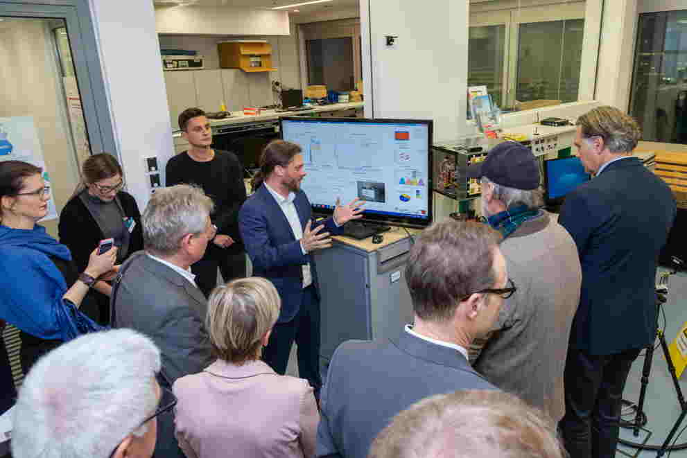 Matthias Mehlhose erklärt am Monitor im Next Generation Mobile Communication Systems Laboratory des Fraunhofer HHI, welche Rolle künftig KI in der Signalverarbeitung spielen könnte. 