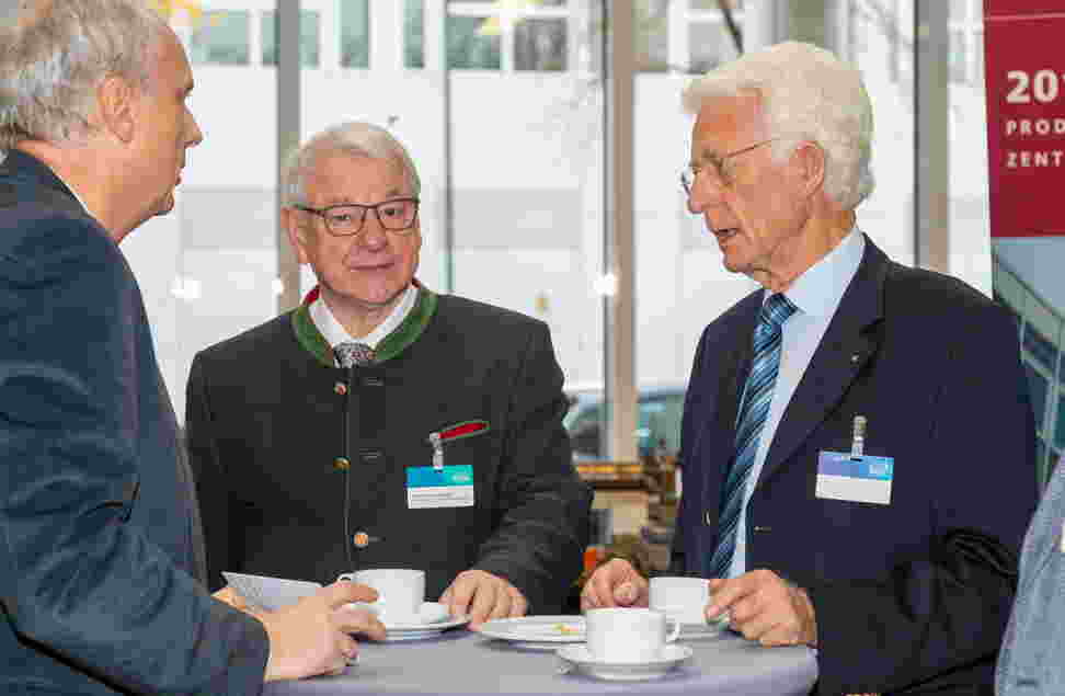 Dr. Reinhard Lenk, Vice President R&amp;D CeramTec GmbH UDN Beirat des Fraunhofer-Alumni e.V., im Gespräch mit Prof. Heinz Gerhäuser, ehemaliger Institutsleiter des Fraunhofer-Instituts für Integrierte Schaltungen IIS und Dr. Hans-Ulrich Wiese und ehemaliger Finanzvorstand der Fraunhofer-Gesellschaft im Gespräch. 