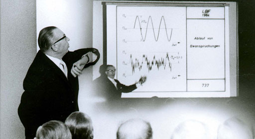 Ernst Gaßner, der Leiter des seit 1962 zur Fraunhofer-Gesellschaft gehörenden Laboratoriums für Betriebsfestigkeit (LBF), referiert auf der Mitgliederversammlung 1964 über die wissenschaftlichen Arbeiten seines Instituts 