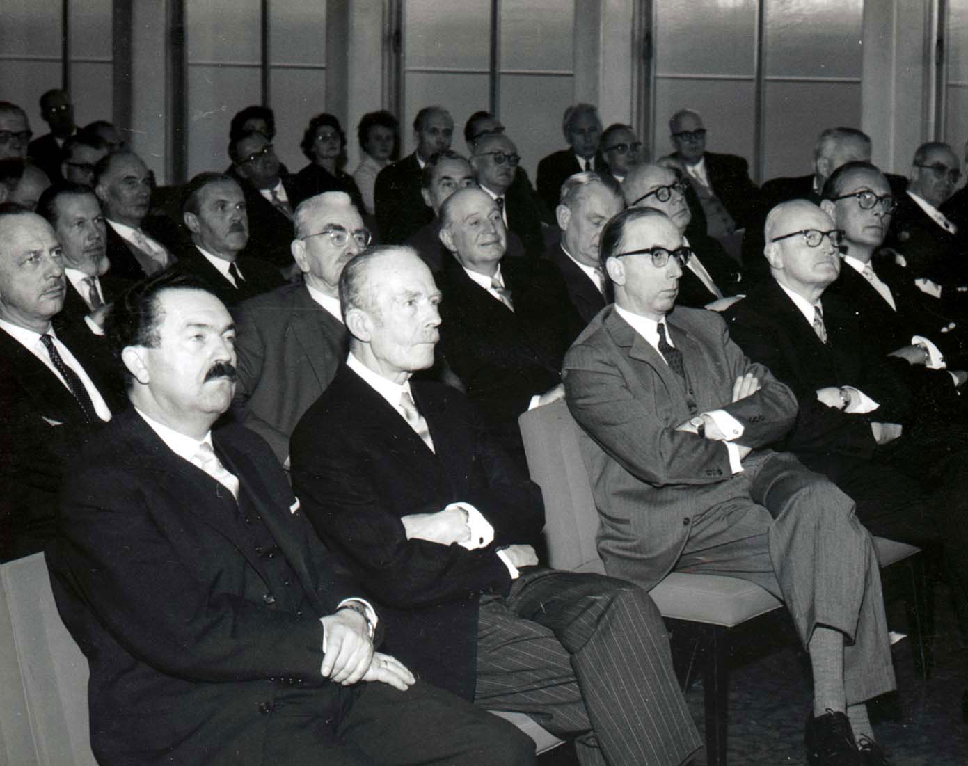 Festveranstaltung zum zehnjährigen Bestehen der Fraunhofer-Gesellschaft am 12. Juni 1959 in der Handwerkskammer München. Bayerns Wirtschafts- und Verkehrsminister Otto Schedl, Fraunhofer-Präsident Werner von Siemens, Schatzmeister Jürgen von Köller und Senatsvositzender Emil Sörensen (erste Reihe von links nach rechts).