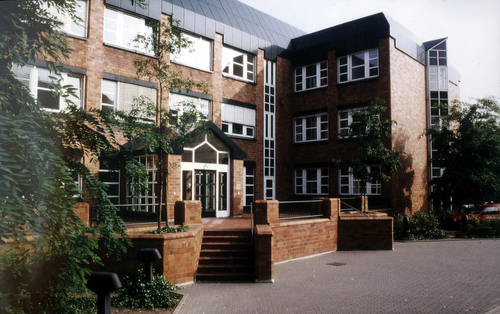 Fraunhofer-Institut für Mikroelektronische Schaltungen, Duisburg, 1982