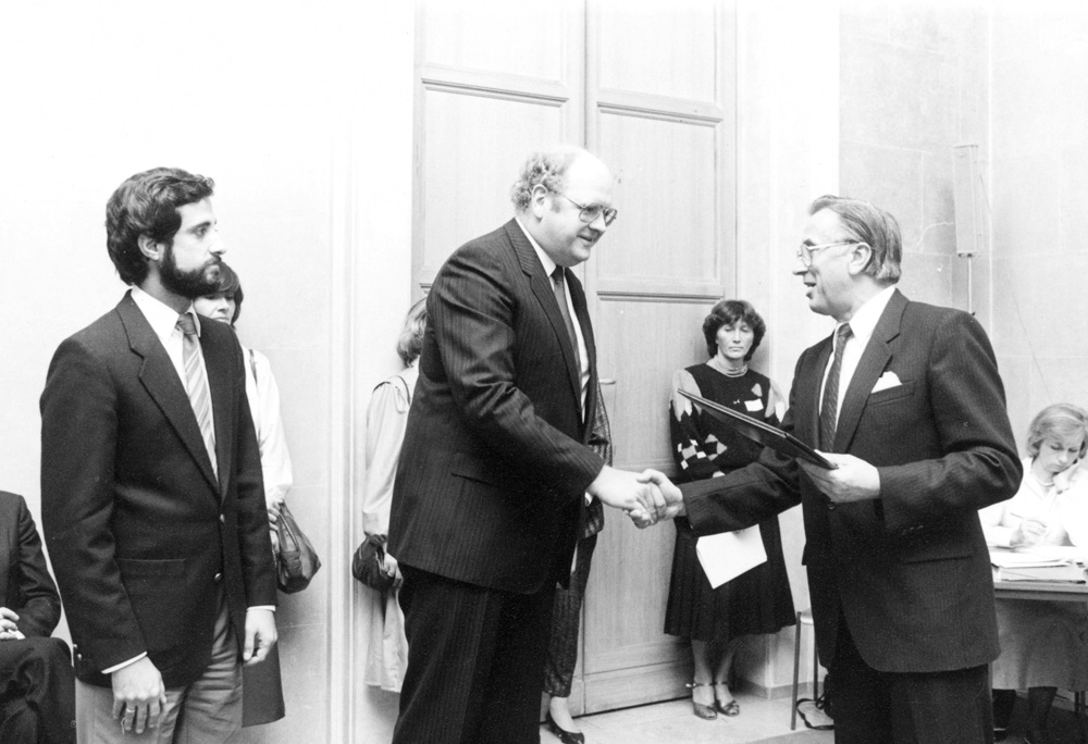 Joseph-von-Fraunhofer-Preisträger 1985 Dr. Franz Quante (li) und Ahmet Topkaya (Mitte) vom Fraunhofer-Institut für Informations- und Datenverarbeitung IITB