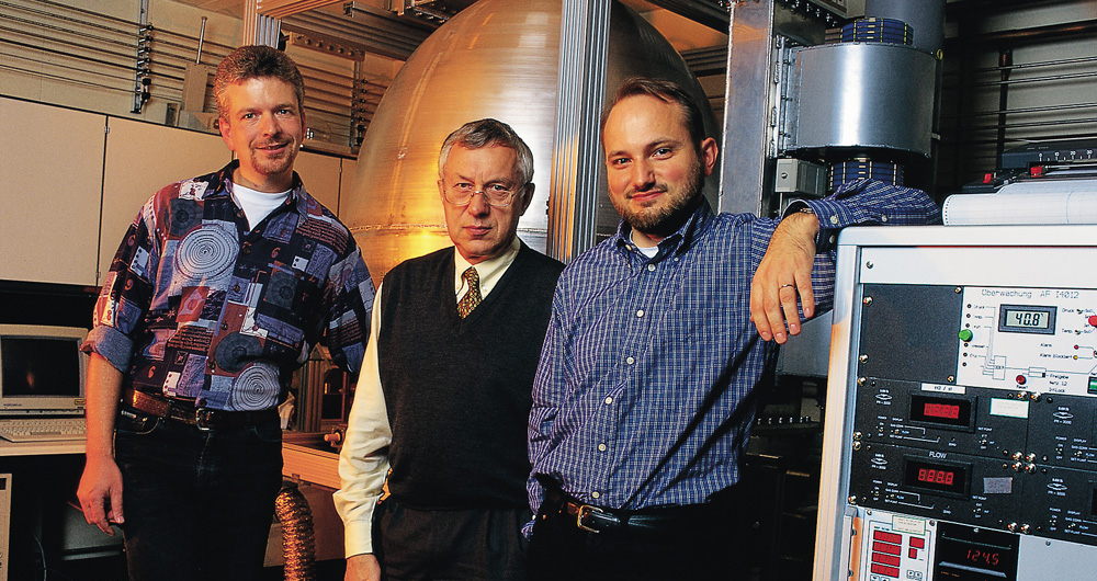 Joseph-von-Fraunhofer-Preis 1999: Michael Füner, Prof. Dr. Peter Koidl, Dr. Christof Wild vom Fraunhofer-Institut für Angewandte Festkörperphysik IAF erhielten den Preis für ein Verfahren zur Plasmaabscheidung großflächiger Diamantwafer.