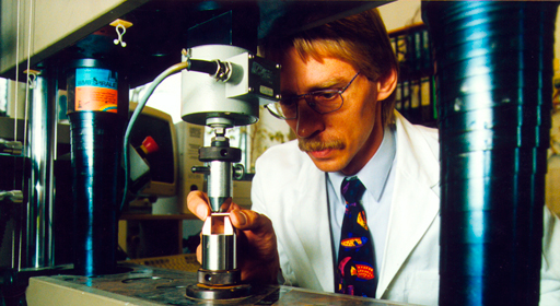 Joseph-von-Fraunhofer-Preisträger 1994: Dr. Herbert Wolter vom Fraunhofer-Institut für Silicatforschung ISC erhielt den Preis für einen Amalgamersatz durch neuartige ORMOCER®e-Komposite