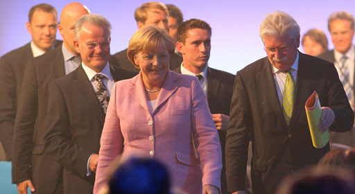 Bundeskanzlerin Angela Merkel mit Professor Hans-Jörg Bullinger und dem Bayerischen Wirtschaftsminister Martin Zeil bei der Fraunhofer-Preisverleihung 2009 in München