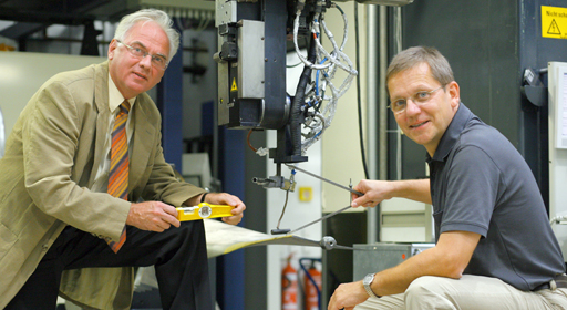 Joseph-von-Fraunhofer-Preis 2006: Prof. Dr. Berndt Brenner und Dipl.-Ing. Frank Tietz vom Fraunhofer IWS (v.l.n.r.)