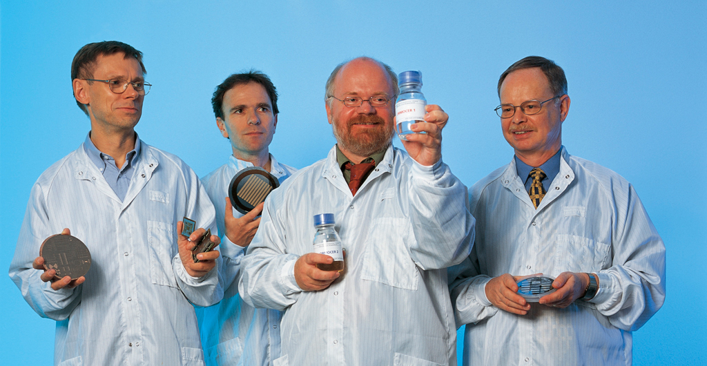 Stifterverbands-Preis 2002: Die Preisträger Prof. Dr. Mats Robertsson, Dr. Peter Dannberg, Dr. Michael Popall und der Physiker Mike Gale (von links). 