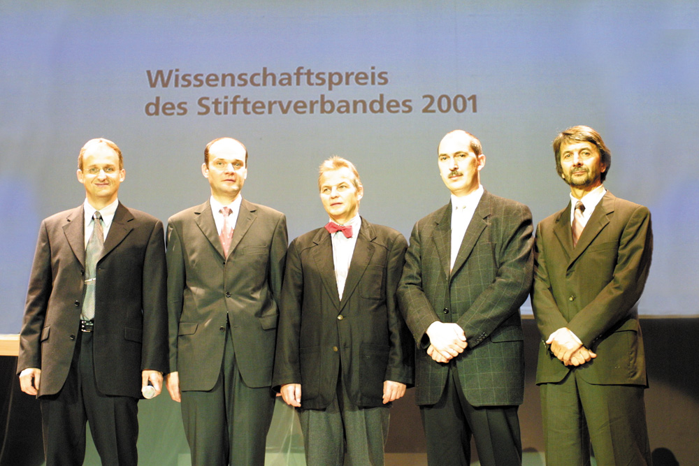 Preis des Stifterverbandes für die Deutsche Wissenschaft 2001: Dr. Harald Schneider, Dr. Martin Walther, Joachim Fleissner, Dr. Wolfgang Cabanski, Johann Ziegler (v.l.)