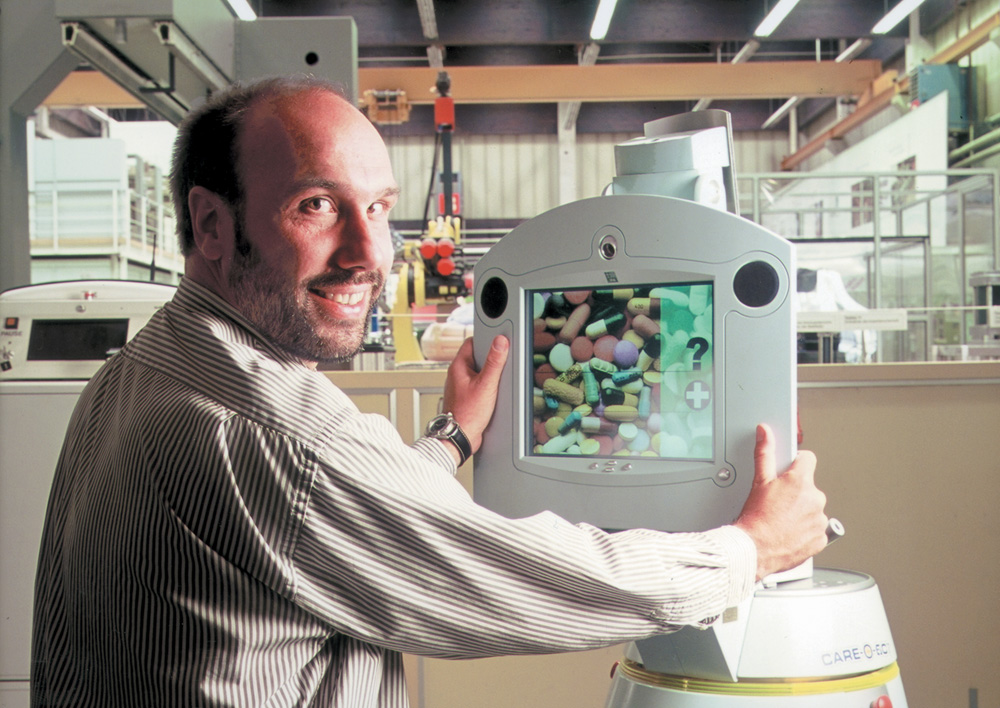 Joseph-von-Fraunhofer-Preis 2000: Christoph Schaeffer mit dem CARE-o-bot, der bei der Alten- und Krankenpflege helfen kann.