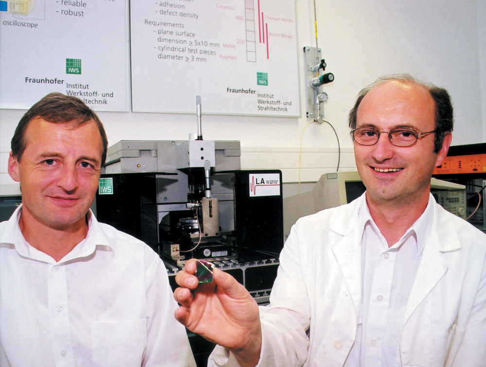 Joseph-von-Fraunhofer-Preis 2000: Dr. Dieter Schneider und Dr. Thomas Schwarz vom Fraunhofer-Institut für Werkstoff- und Strahltechnik IWS erhielten den Preis für ein Laserakustisches Messgerät für die Nanotechnik.
